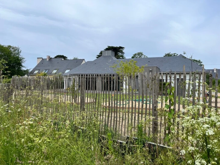 ganivelle en châtaignier pour clôturer une maison